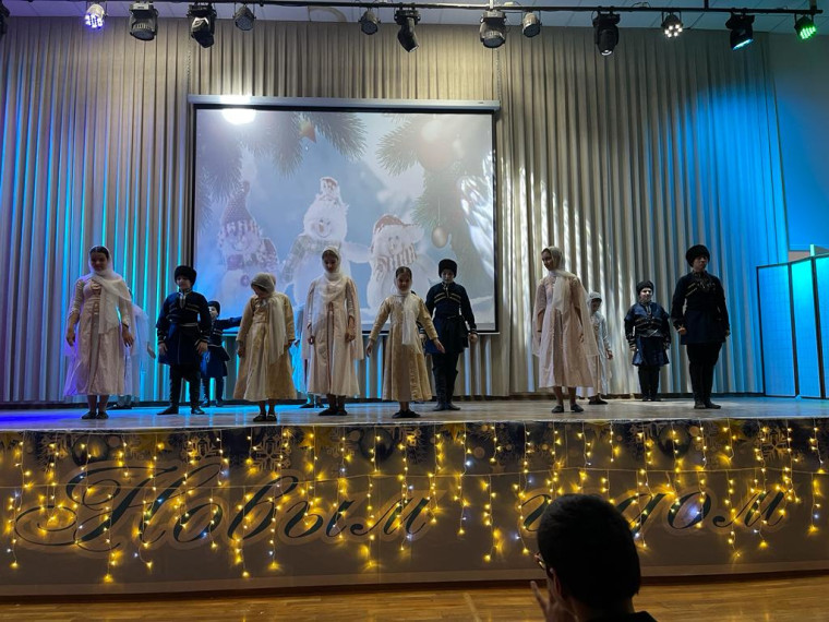 В СОШ №61 прошел новогодний концерт.